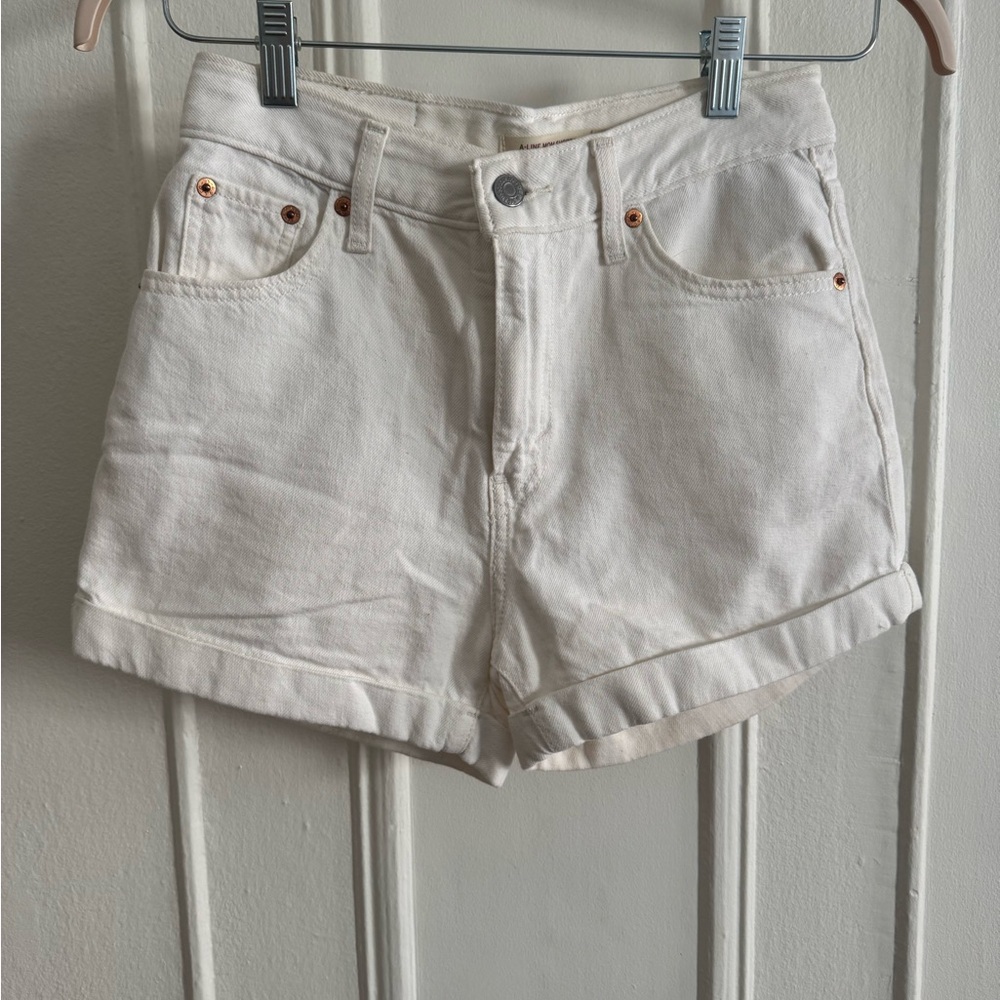 White Levi A-line mom shorts size 26